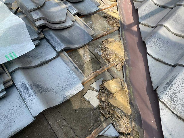 谷際に残る崩れた土
